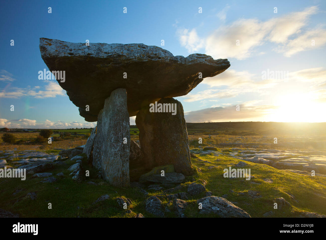 Sonnenuntergang am Poulnabrone Dolmen, Burren, County Clare, Irland. Stockfoto