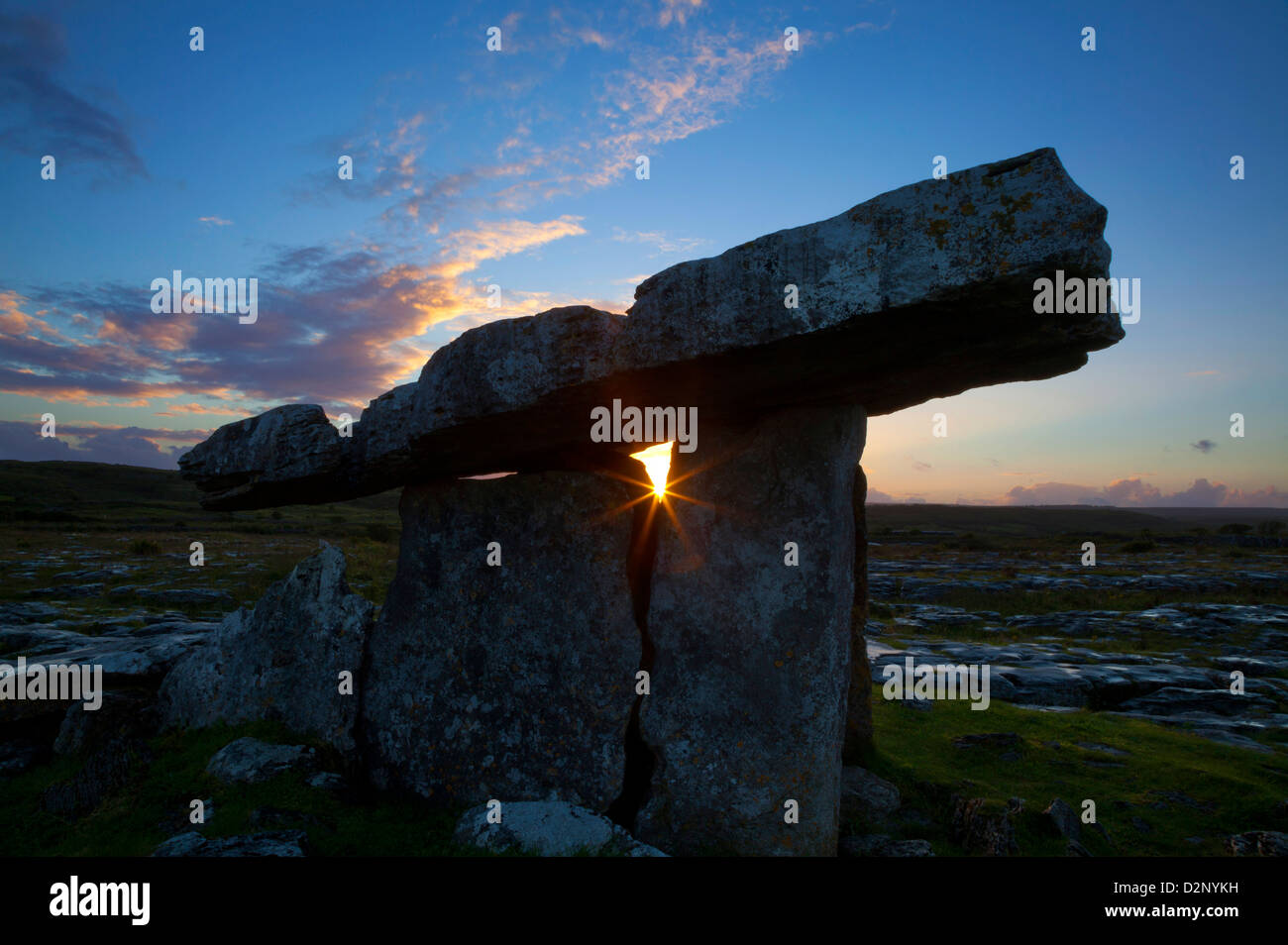 Sonnenuntergang am Poulnabrone Dolmen, Burren, County Clare, Irland. Stockfoto