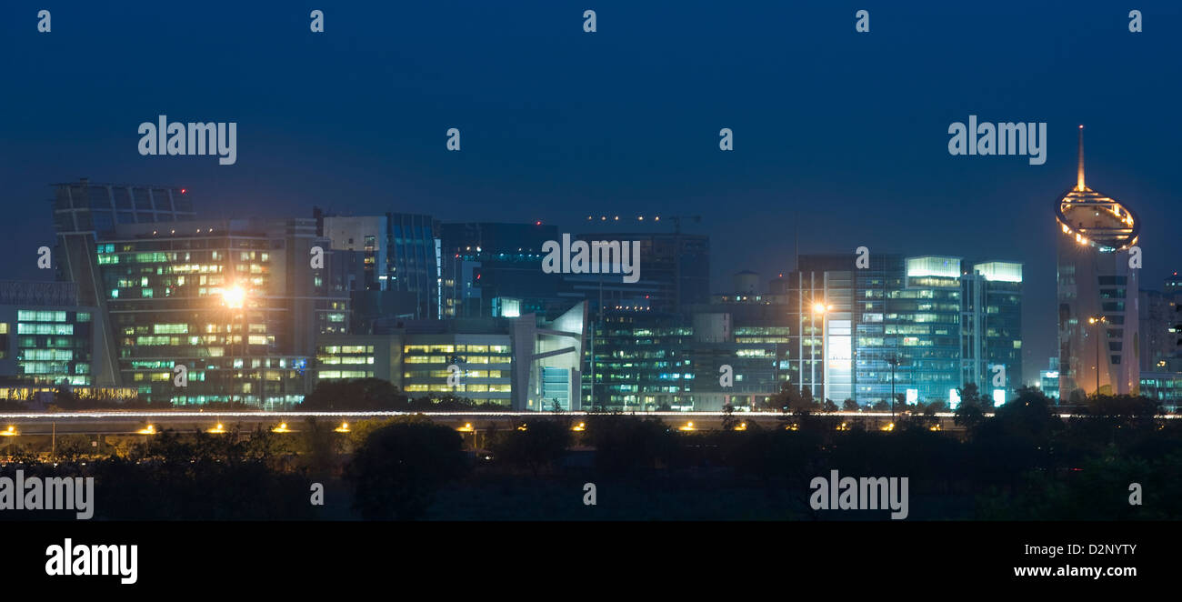 Wolkenkratzer beleuchtet in der Nacht, Gurgaon, Haryana, Indien Stockfoto