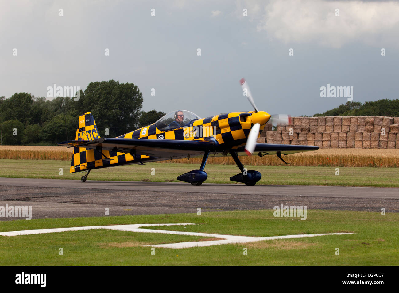 Avions Mundry CAP232 G-IITC Rollen von Start-und Landebahn am Breighton Flugplatz Stockfoto