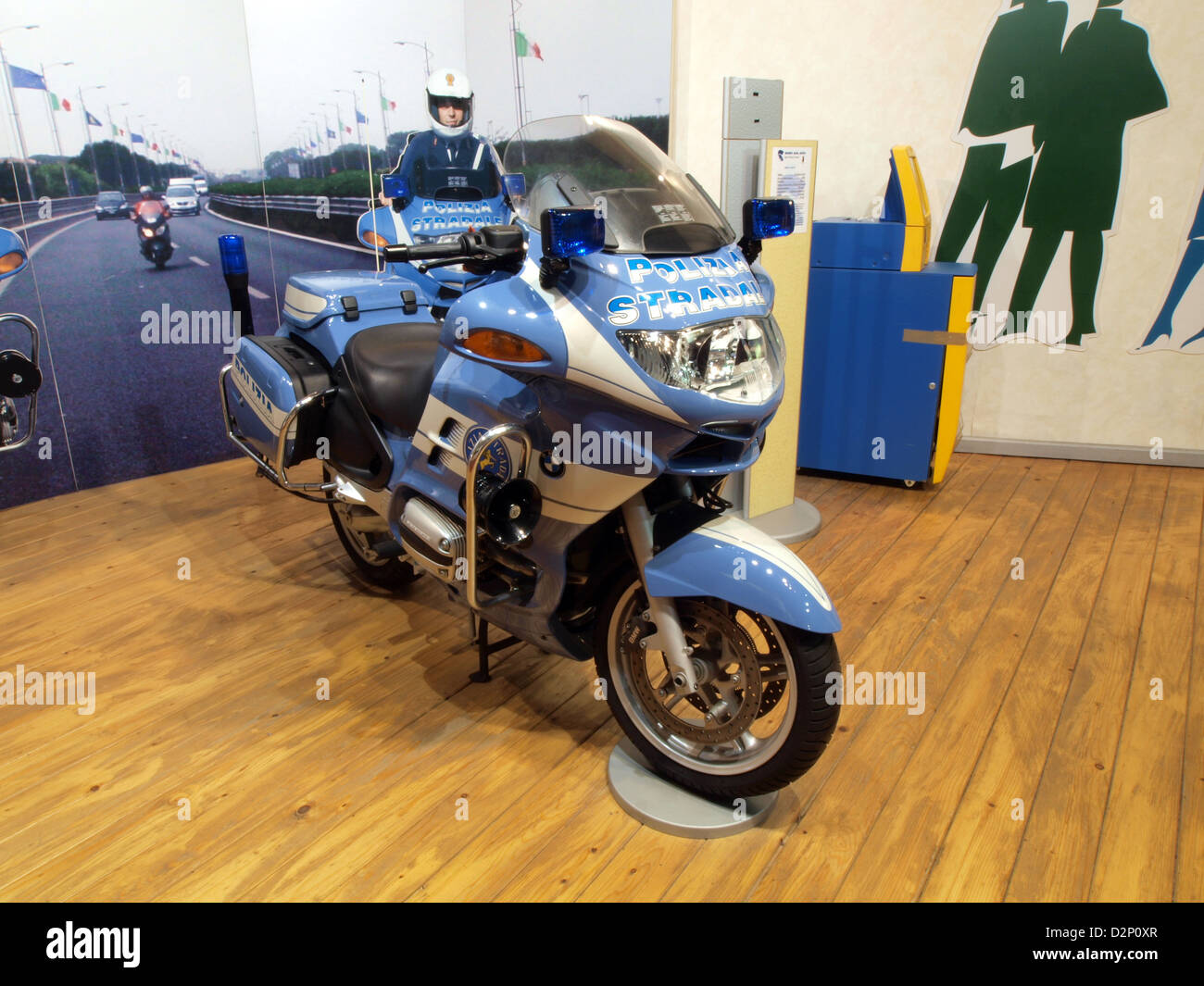 Ein BMW-Fahrzeug, das von der Polizia Stradale, der italienischen Autobahnpolizei, eingesetzt wird. Dieses Fahrzeug ist bekannt für seine hohe Leistung und sein modernes Design und ist für die Gewährleistung der Straßensicherheit und der Strafverfolgung auf den italienischen Autobahnen ausgestattet. Stockfoto
