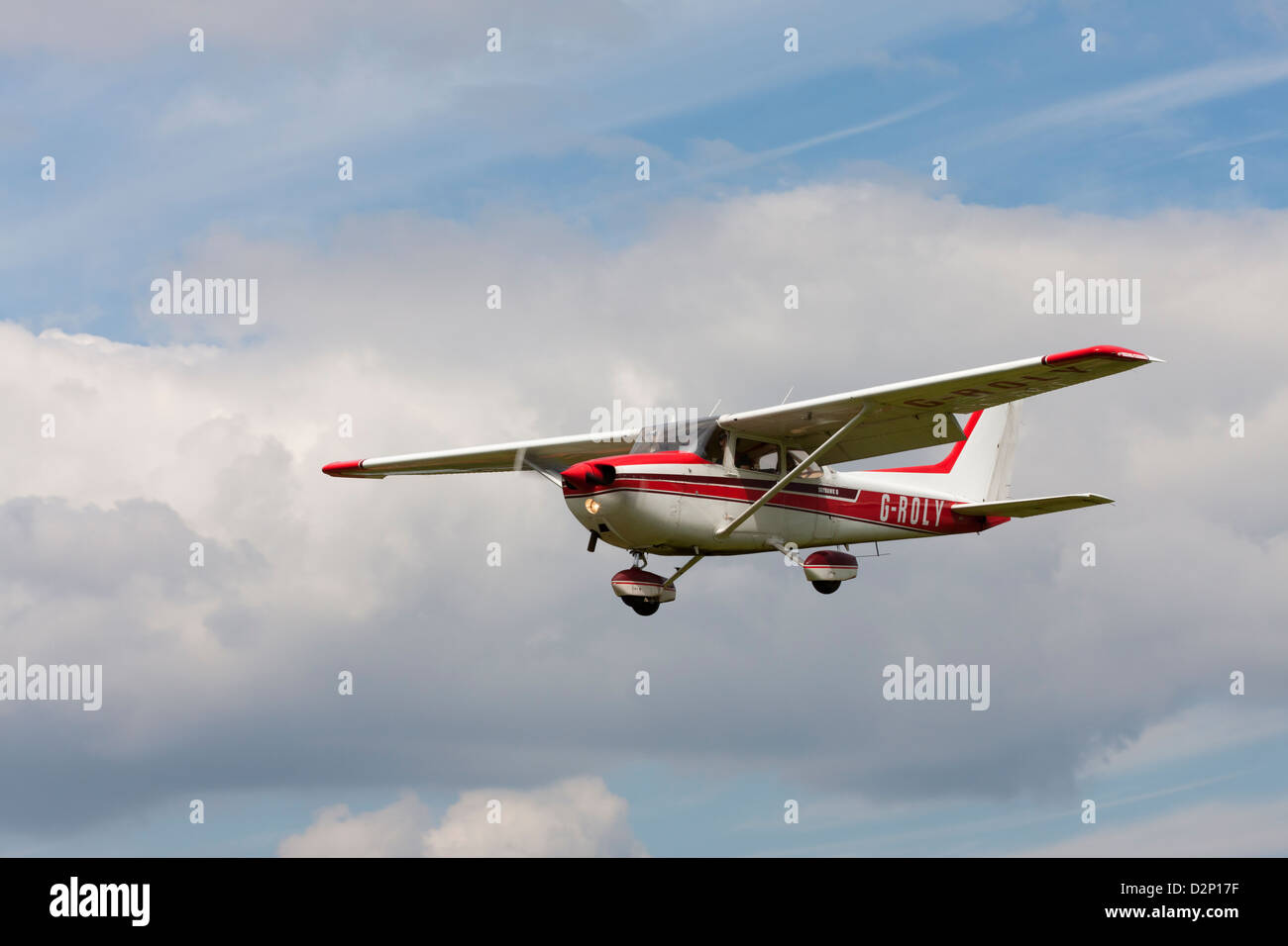 Reims Cessna F172N Skyhawk II G-ROLY im Flug am Breighton Flugplatz Stockfoto