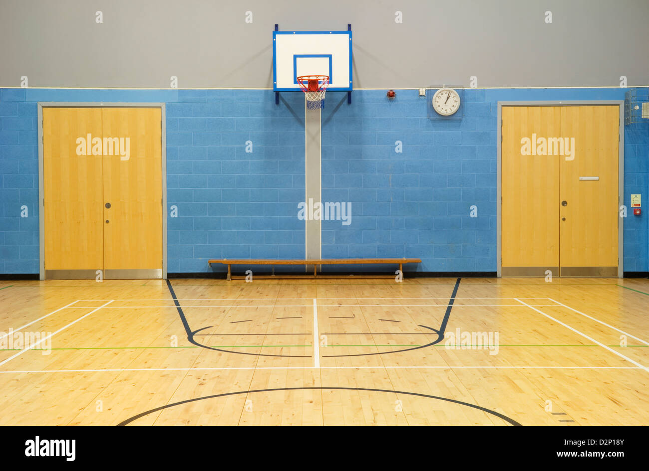 Gymnasium/Sporthalle in eine moderne Mittelschule mit Basketball und BadmintonPlätze auf dem
