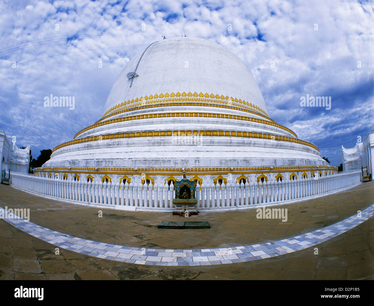 Myanmar, Burma, Mandalay, Sagaing, Kaunghmudaw Paya, die enorme Kuppel erhebt sich 46 Meter als eine perfekte Halbkugel Stockfoto
