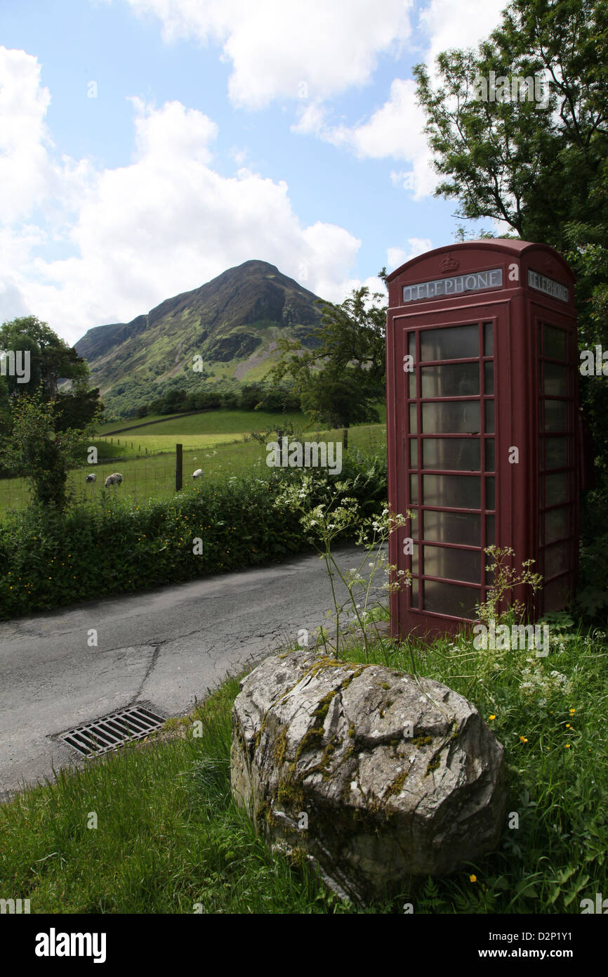Britisches Erbe im Lake District eine alte Telefonzelle schmiegt sich in das Laub am Straßenrand Stockfoto