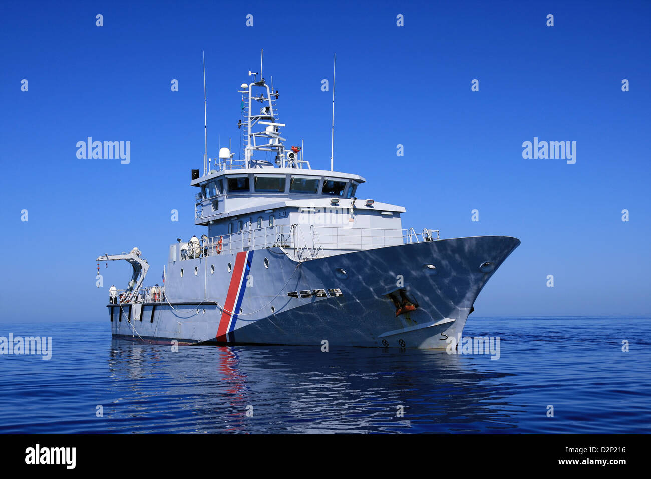 Küstenwache Schiff warten in offenen Gewässern Stockfoto
