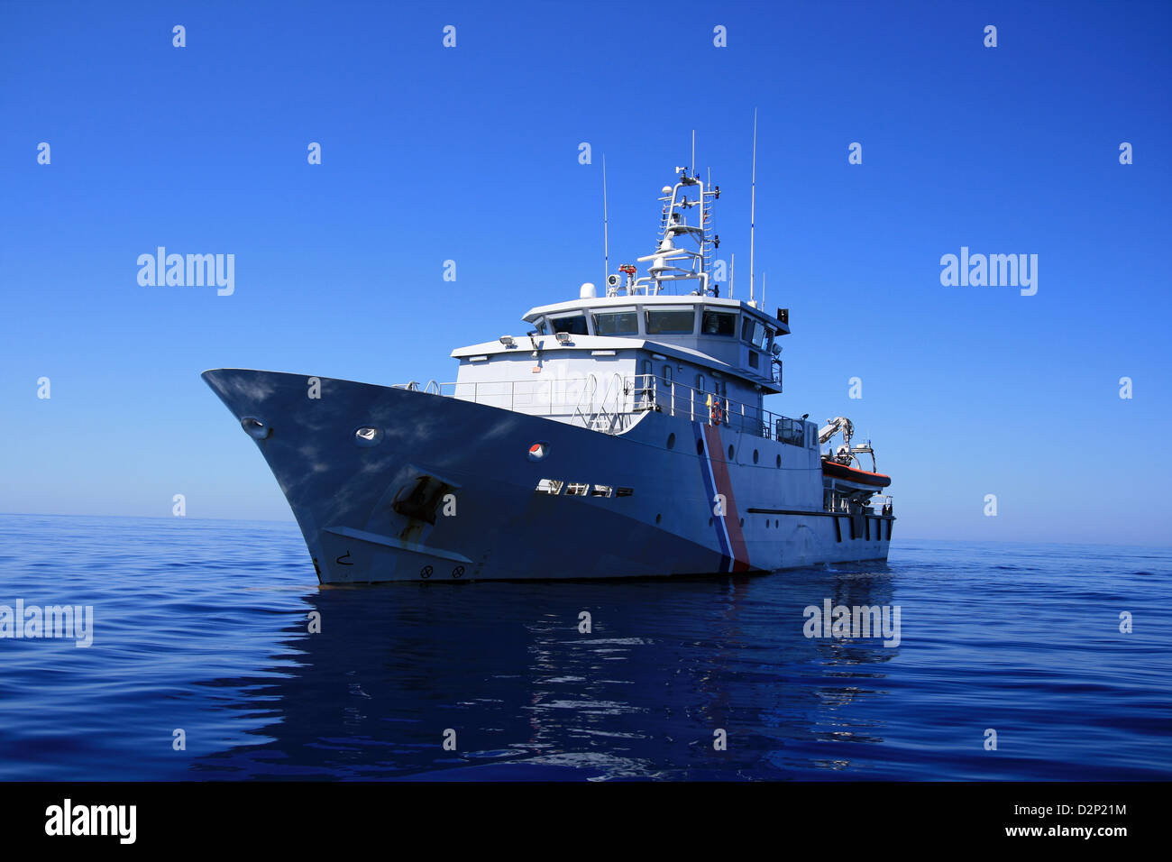 Küstenwache Schiff in offenen Gewässern Stockfoto