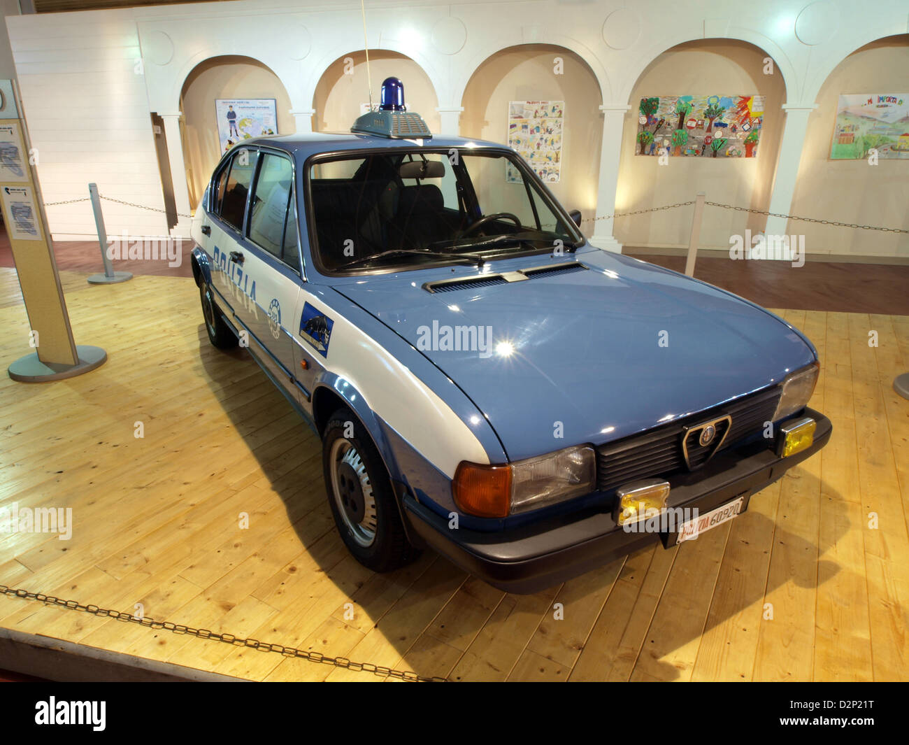 Der Alfa Romeo Polizia ist eine Sonderversion der italienischen Automobilmarke, die von der italienischen Polizei für verschiedene Strafverfolgungsaufgaben verwendet wird. Das Fahrzeug ist bekannt für seine Leistung und sein stilvolles Design, was es zu einem ikonischen Polizeiauto macht. Stockfoto