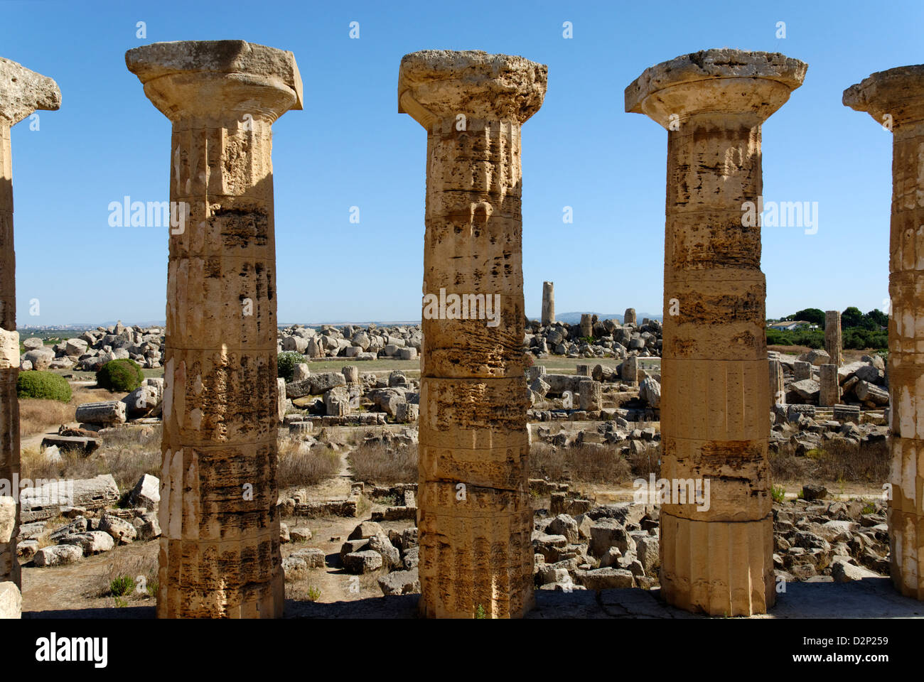 Selinunte. Sizilien. Italien. Blick auf die Ruinen der Tempel F und G durch die Spalten des 5. Jahrhunderts v. Chr. Tempel E. Griechisch dorischen Stockfoto