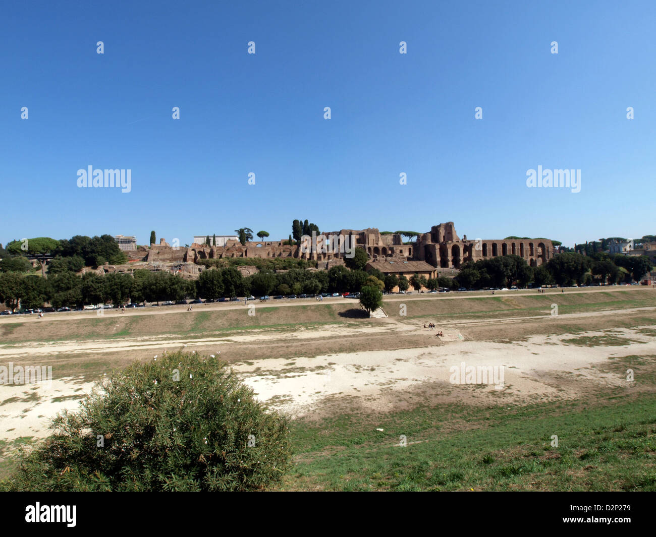 Der Circus Maximus in Rom war ein altes Wagenrennen-Stadion und einer der größten öffentlichen Unterhaltungsstätten im Römischen Reich. Er wurde für Wagenrennen und andere öffentliche Spektakel während des Hochlandes des antiken Roms verwendet. Stockfoto