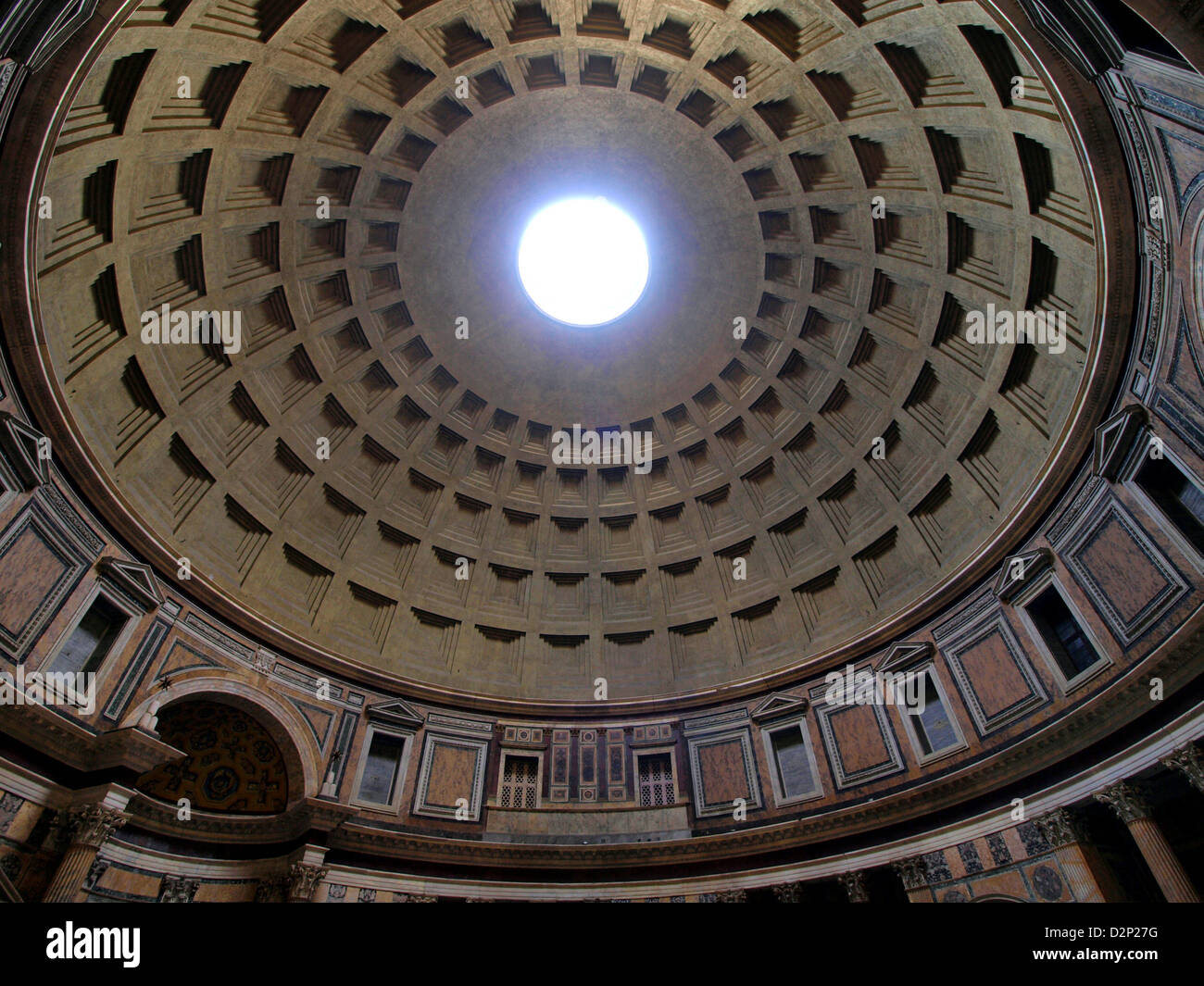 Das Pantheon in Rom ist ein alter römischer Tempel, heute eine Kirche, berühmt für seine beeindruckende Architektur, einschließlich einer massiven Kuppel mit einem zentralen oculus. Es ist eines der am besten erhaltenen Denkmäler des antiken Roms und ein ikonisches Beispiel für römische Ingenieurskunst und Design. Stockfoto