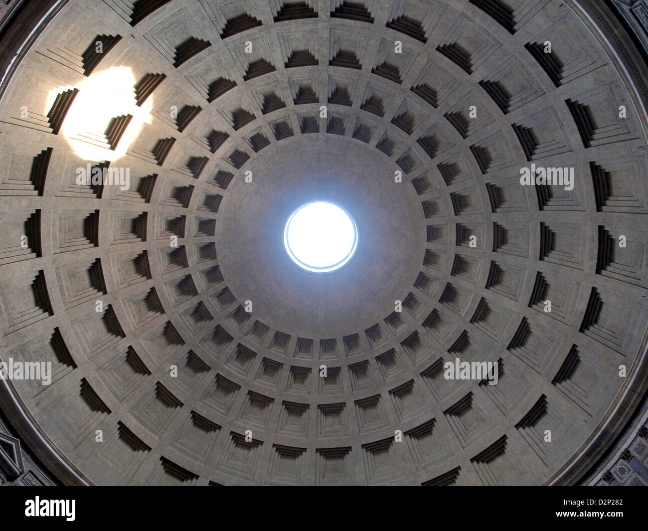 Das Pantheon in Rom ist ein alter römischer Tempel, heute eine Kirche, berühmt für sein massives Kuppeldach und die klassische Architektur. Erbaut um 125 n. Chr., ist es eines der am besten erhaltenen Denkmäler des antiken Roms. Stockfoto