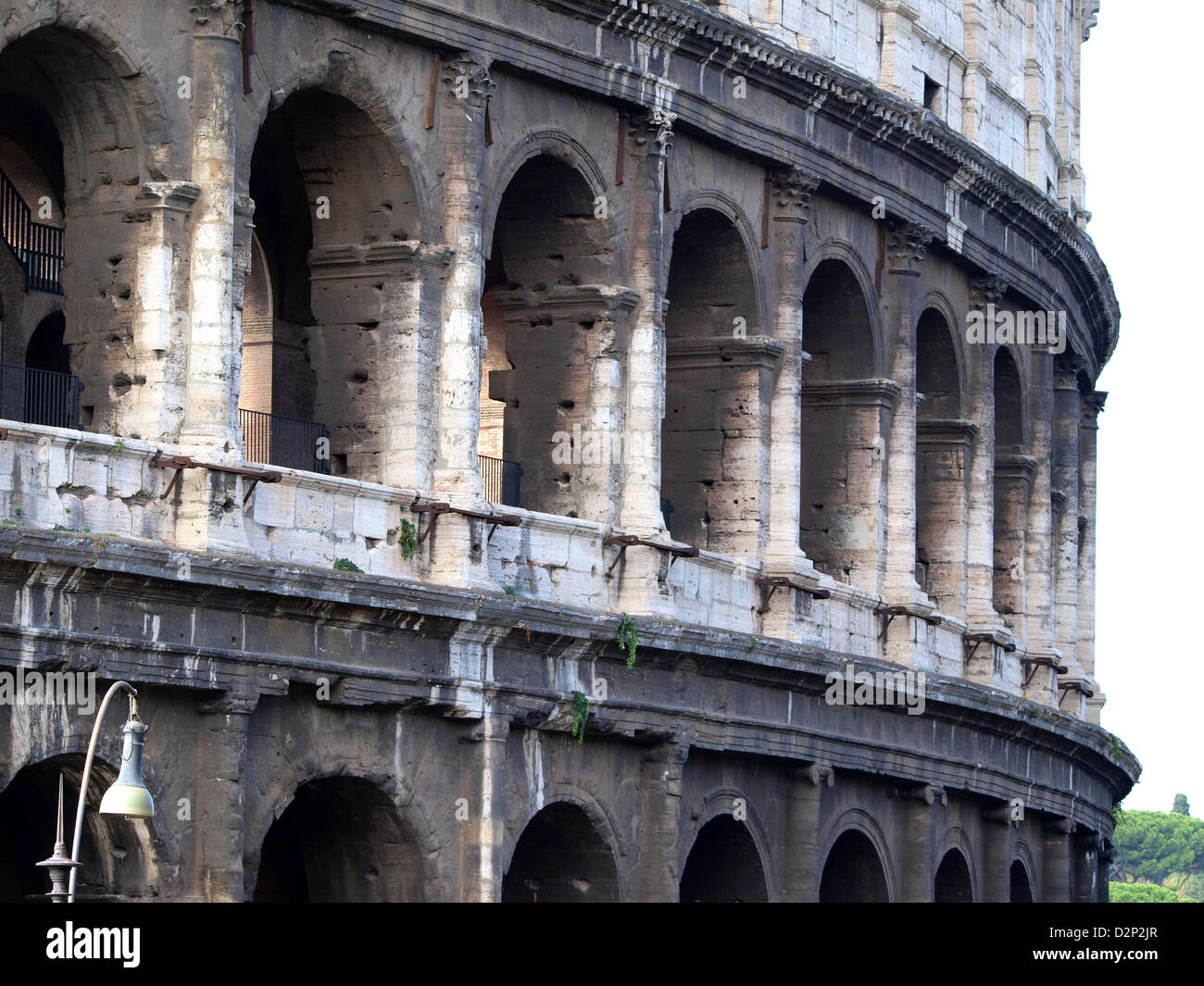 Das Kolosseum in Rom, Italien, ist eines der berühmtesten Wahrzeichen der Welt. Dieses antike Amphitheater wurde während des Römischen Reiches für Gladiatorenwettbewerbe und öffentliche Spektakel genutzt. Stockfoto