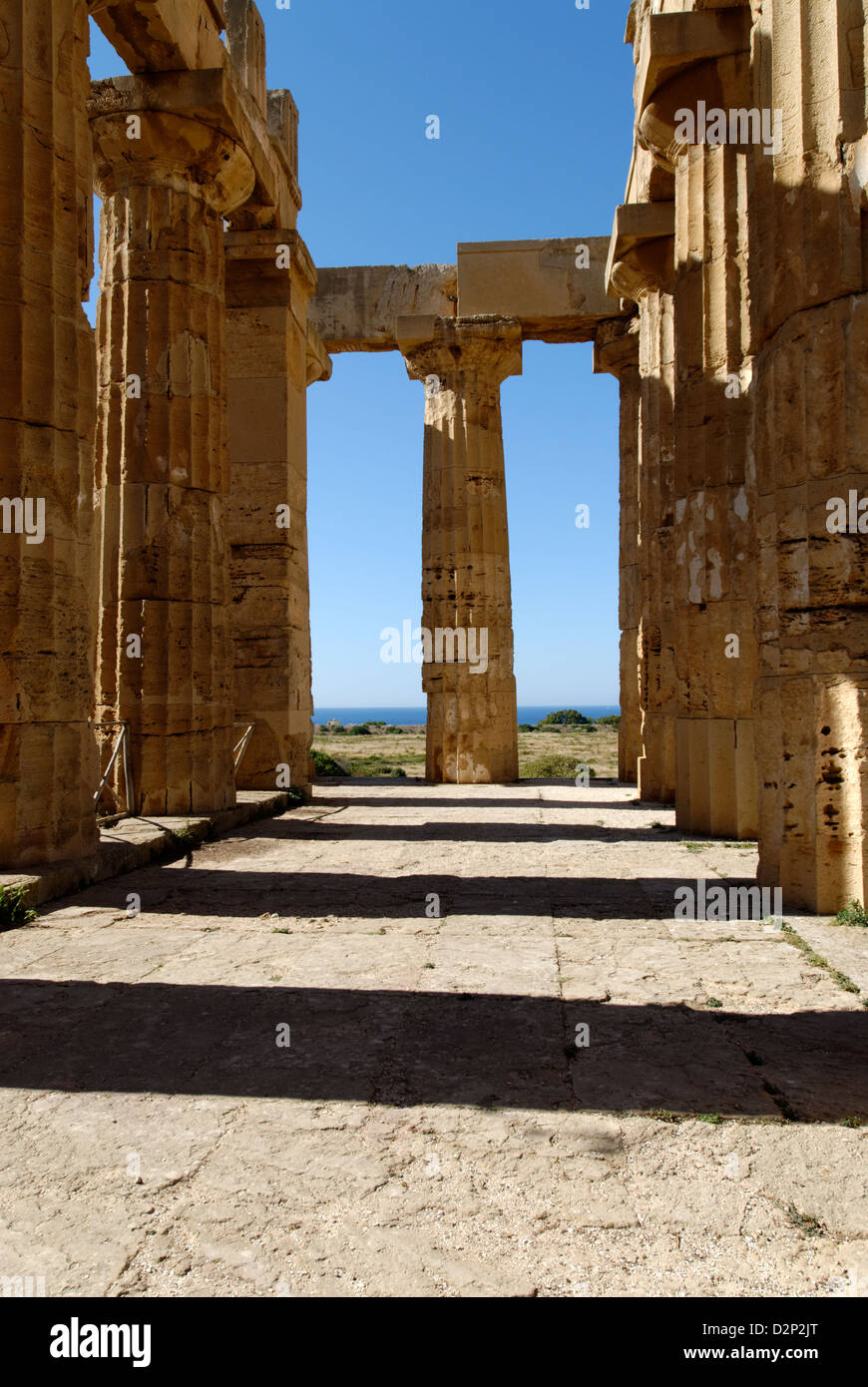 Selinunte Sizilien Italien. Blick auf das Mittelmeer durch doppelte Reihe von Spalten an der Rückseite des 5. Jahrhunderts v. Chr. Tempel E Stockfoto