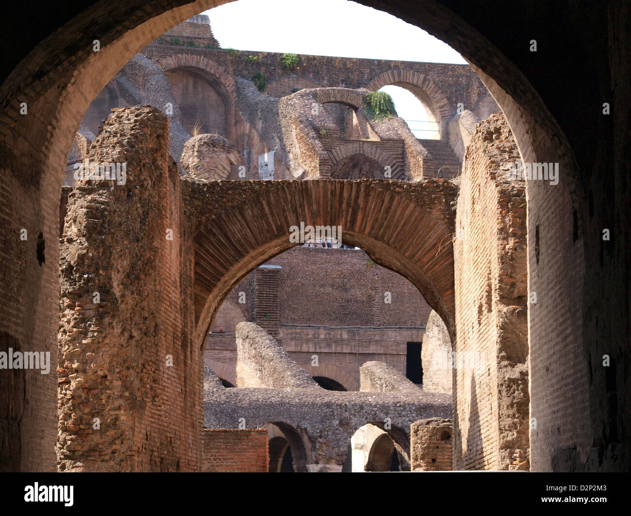 Das Kolosseum in Rom ist ein altes Amphitheater und eines der berühmtesten Wahrzeichen der Welt. Es wurde für Gladiatorenwettbewerbe und öffentliche Spektakel während des Römischen Reiches verwendet. Stockfoto