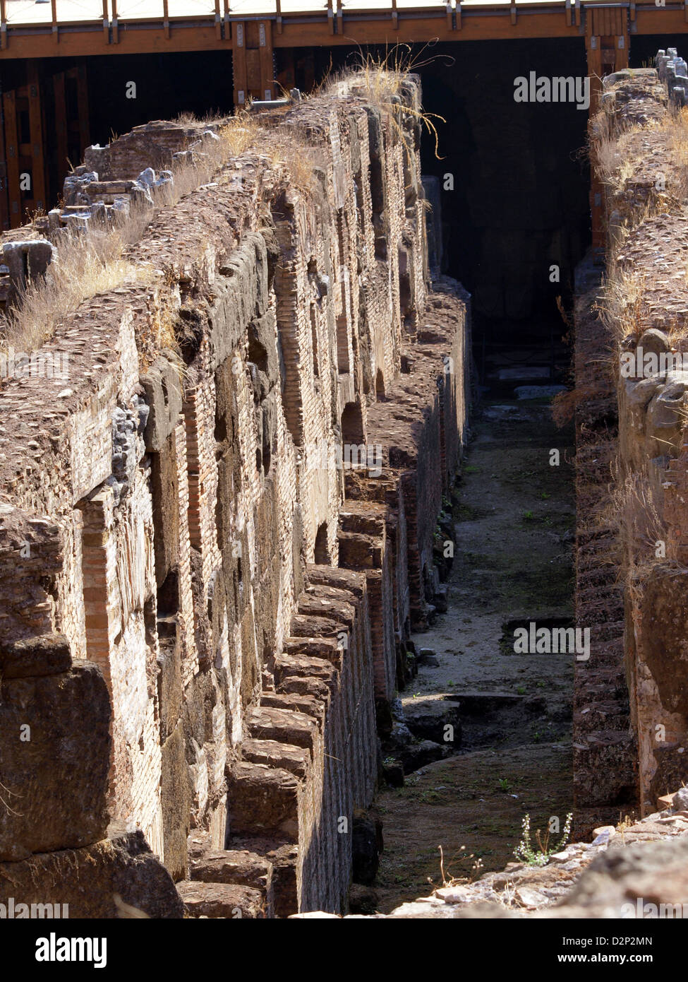 Das Kolosseum in Rom ist ein ikonisches altes Amphitheater, das für seine historische Bedeutung als Veranstaltungsort für Gladiatorenwettbewerbe und öffentliche Spektakel während des Römischen Reiches bekannt ist. Stockfoto
