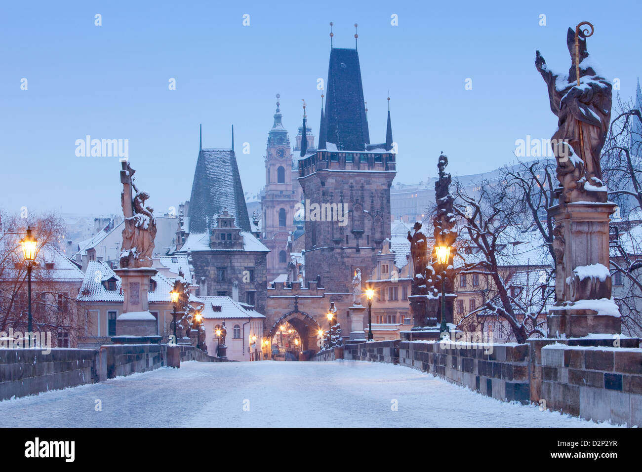 Prag - Karlsbrücke Turm nad St. Nikolaus-Kirche am Wintermorgen Stockfoto