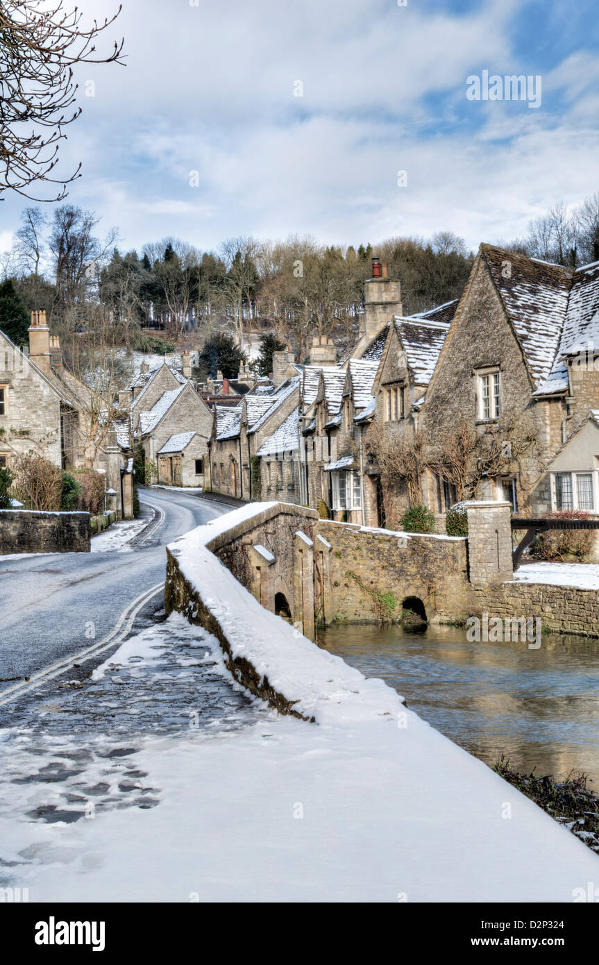 Sonnigen Winter Schnee-Szene der malerischen Dorf von Castle Combe, Cotswolds, England Stockfoto