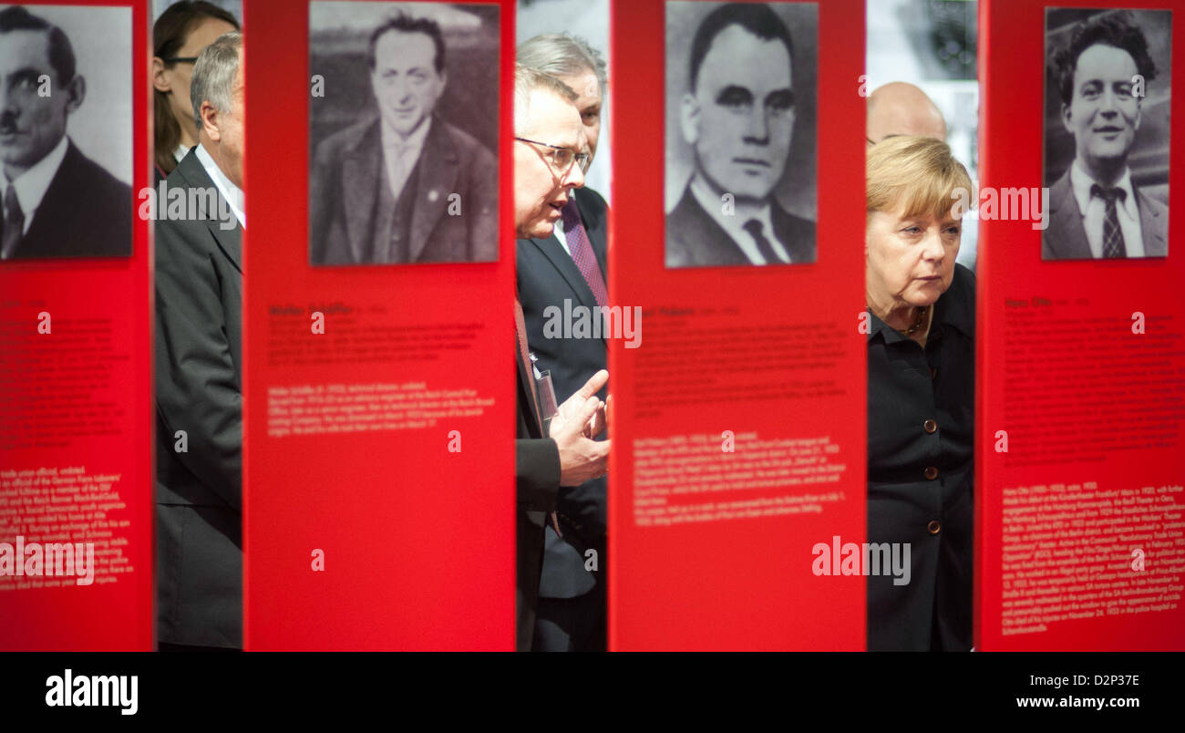 Berlin, Deutschland. 30. Januar 2013. Deutsche Kanzlerin Angela Merkel (R) besucht die Sonderausstellung "Berlin 1933 – die Errichtung der Diktatur" in Berlin, Deutschland, 30. Januar 2013. Die Ausstellung in der Stiftung Topographie des Terrors zeigt, wie die Nationalsozialisten konnten in Berlin Fuß zu fassen und die Stadt allmählich zu etablieren, als das politische Zentrum seiner Führung. Foto: Bundesregierung / GUIDO BERGMANN / Alamy Live News Stockfoto