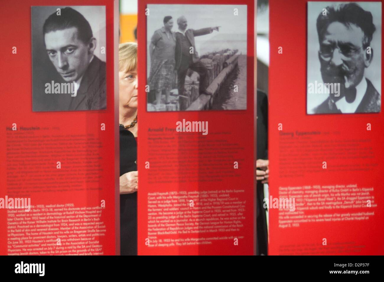 Berlin, Deutschland. 30. Januar 2013. Bundeskanzlerin Angela Merkel (L) besucht die Sonderausstellung "Berlin 1933 – die Errichtung der Diktatur" in Berlin, Deutschland, 30. Januar 2013. Die Ausstellung in der Stiftung Topographie des Terrors zeigt, wie die Nationalsozialisten konnten in Berlin Fuß zu fassen und die Stadt allmählich zu etablieren, als das politische Zentrum seiner Führung. Foto: Bundesregierung / GUIDO BERGMANN / Alamy Live News Stockfoto