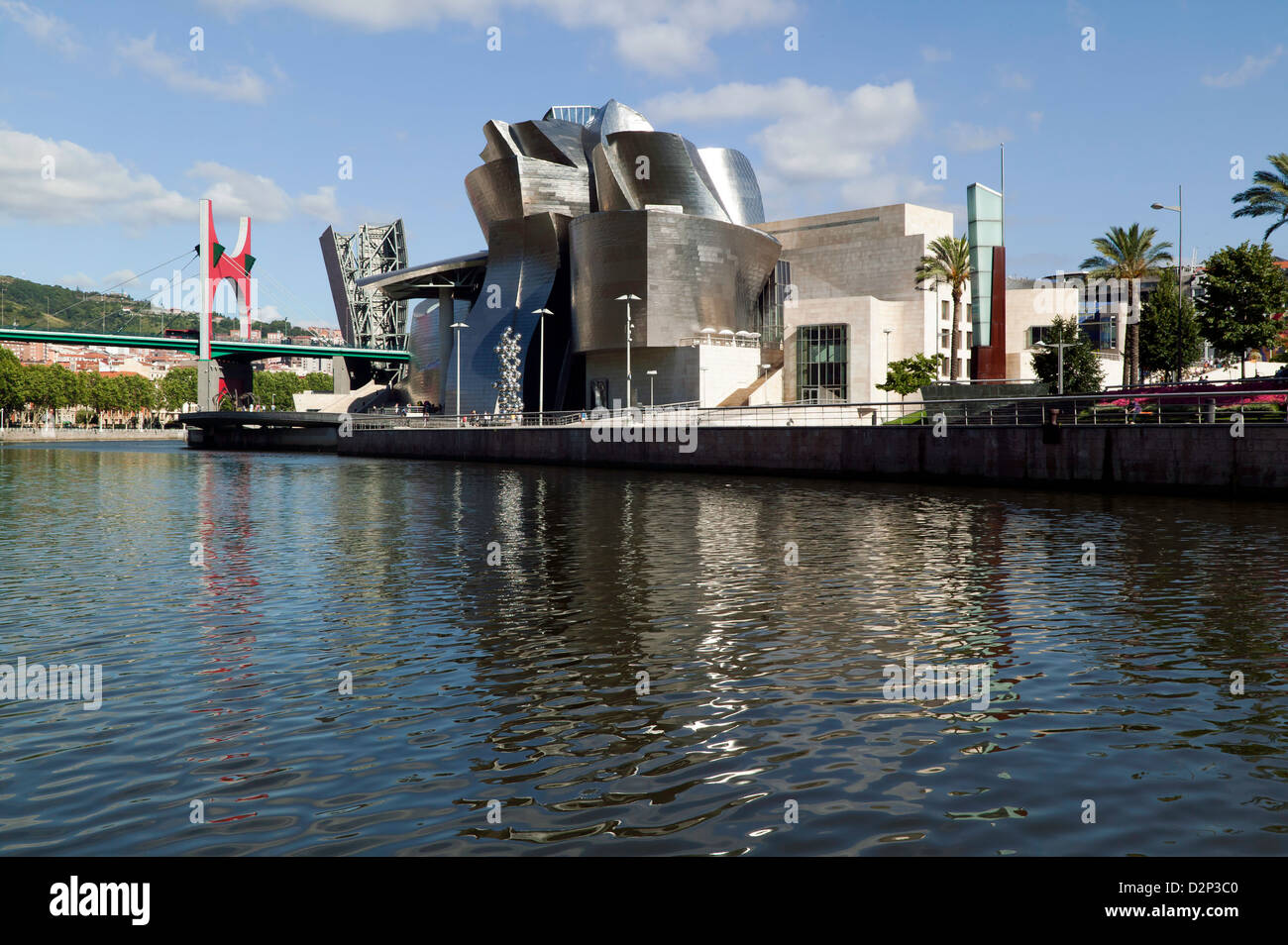 Blick auf das Guggenheim-Museum Bilbao ein Boot auf dem Fluss Nervion entnommen. Stockfoto