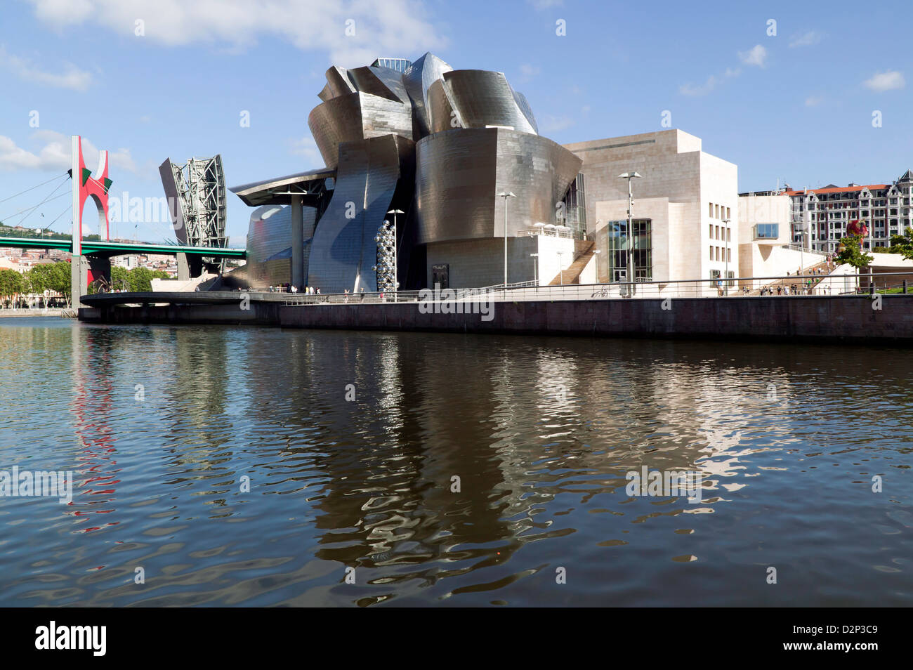 Blick auf das Guggenheim-Museum Bilbao ein Boot auf dem Fluss Nervion entnommen. Stockfoto