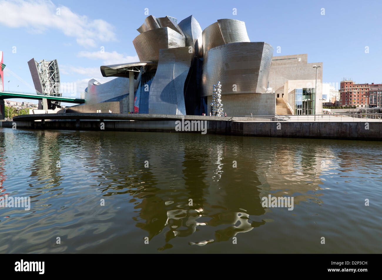 Blick auf das Guggenheim-Museum Bilbao ein Boot auf dem Fluss Nervion entnommen. Stockfoto