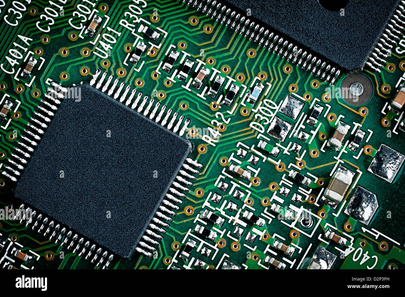 An Bord Mikrochip auf grüne Leiterplatte pcb. Makro-Detail hautnah. Stockfoto