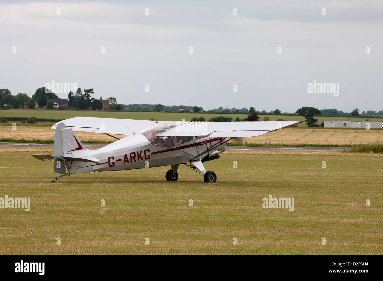 Auster J5G Cirrus Autocar G-ARKG des Rollens auf Rasen am Wickenby Flugplatz Stockfoto