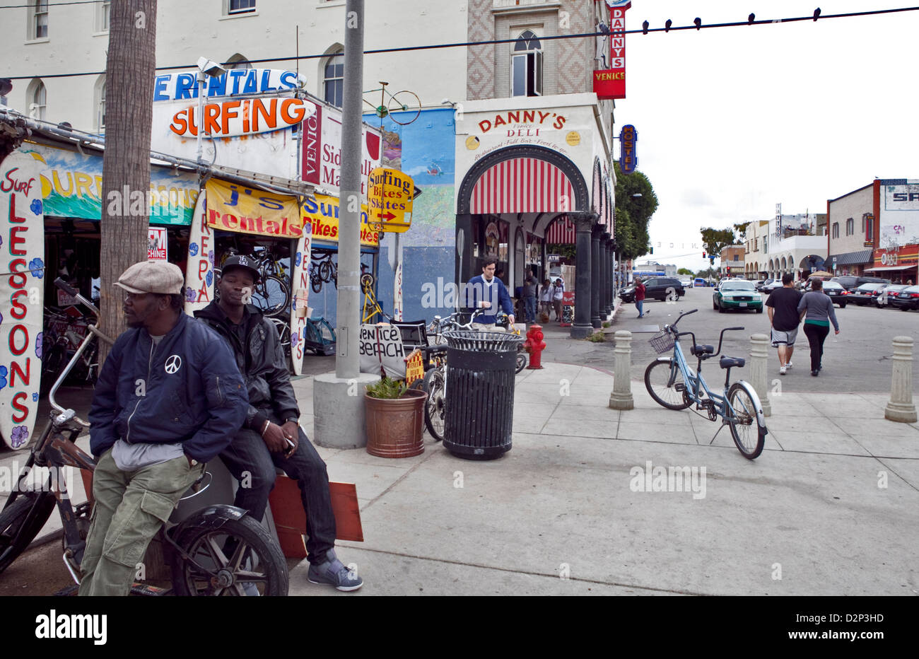 Junge Männer HANGING OUT in der STRASSENSZENE IN VENICE, LOS ANGELES, Kalifornien, 2010 Stockfoto