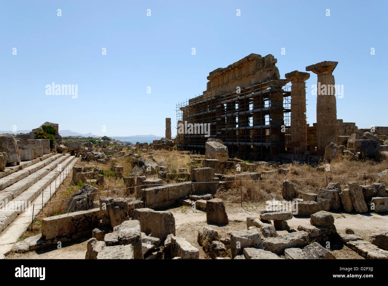 Selinunte. Sizilien. Italien. Blick auf die vierzehn wieder aufgerichteten Spalten (Norden Kolonnade) des 6. Jahrhunderts v. Chr. Griechisch dorischen Tempel C. Stockfoto