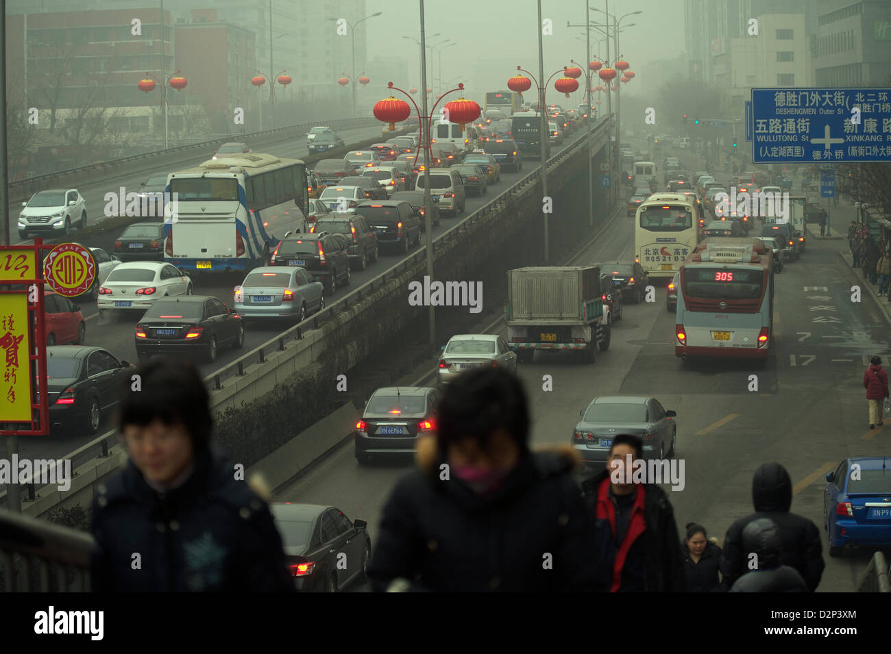 Fußgänger vorbei an stark befahrenen in dicker Nebel in Peking, China. 30. Januar 2013 Stockfoto
