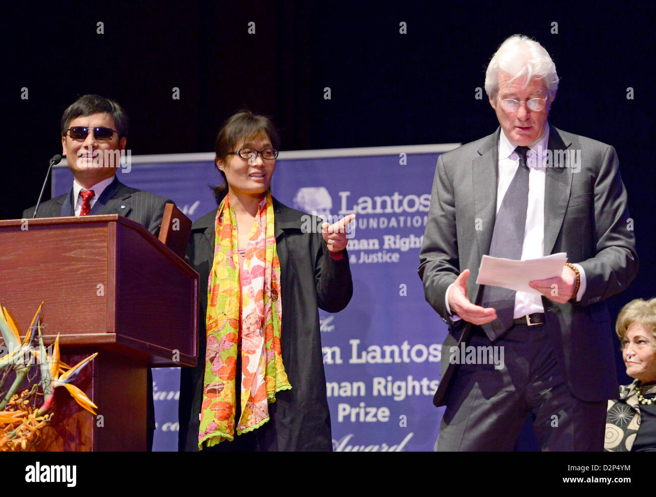 Washington DC, USA. 29. Januar 2013. Chen Guangcheng, der blinde chinesische rechtliche Aktivist, links, bereitet sich auf die Ausführungen im Anschluss an sein Wesen machen die Auszeichnung Tom Lantos Human Rights in United States Capitol am 29. Januar 2013. Seine Frau Yuan Weijing steht im Zentrum. Schauspieler Richard Gere, Recht, bereitet sich auf die Übersetzung der Anmerkungen zu lesen. . Bildnachweis: Ron Sachs / Alamy Live News Stockfoto