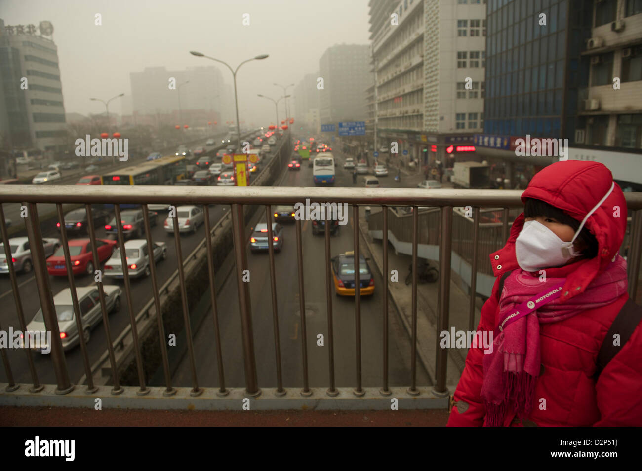 Eine Mädchen trägt eine Maske in dicker Nebel in Peking, China. 30. Januar 2013 Stockfoto