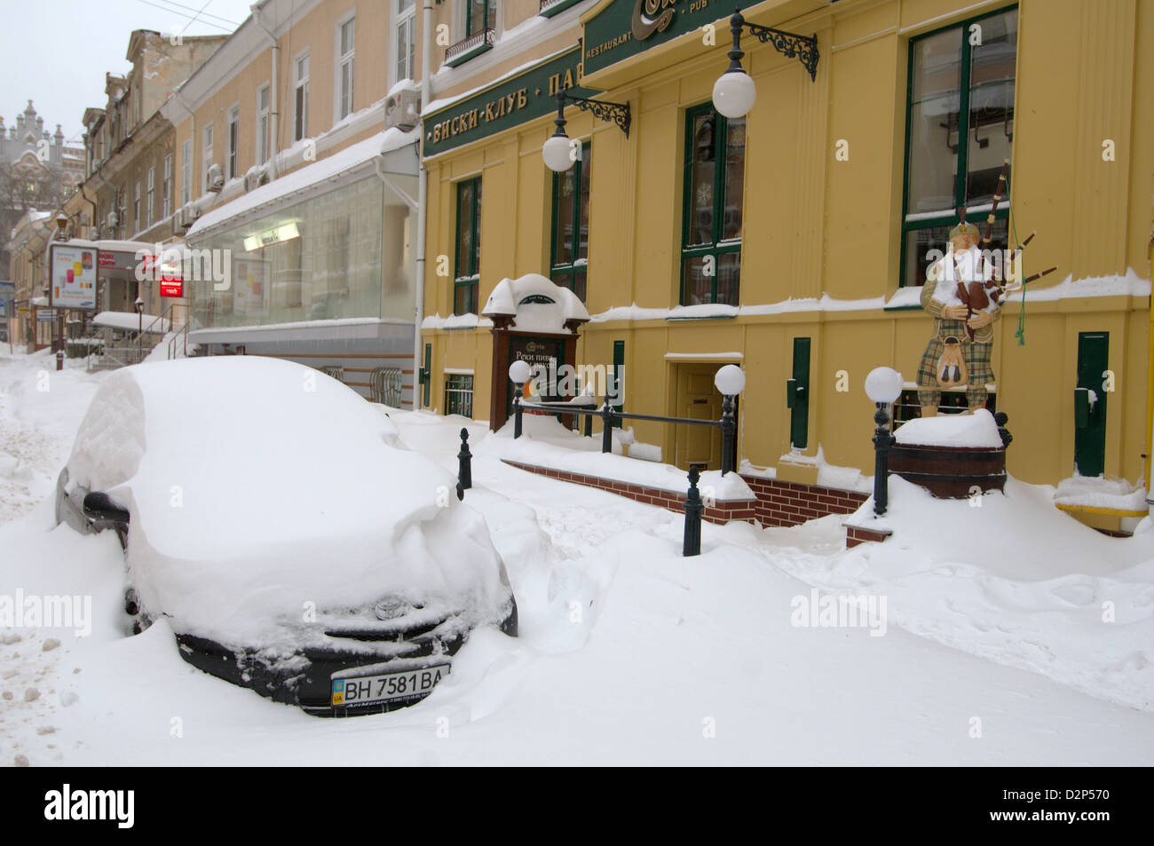 Das Auto von Schnee, Odessa, Ukraine geschlossen Stockfoto