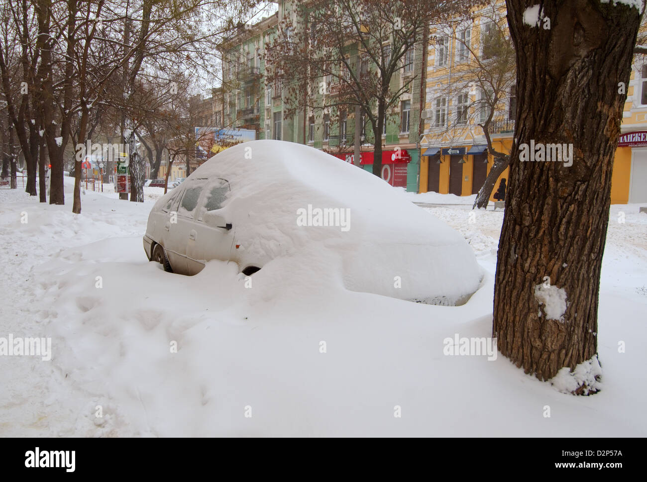 Das Auto von Schnee, Odessa, Ukraine geschlossen Stockfoto