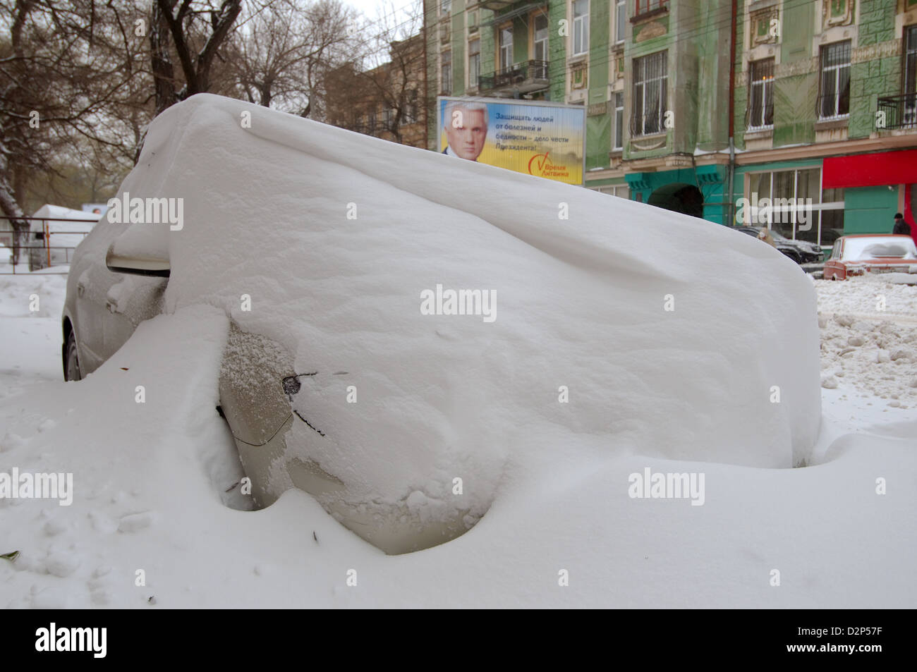 Das Auto von Schnee, Odessa, Ukraine geschlossen Stockfoto