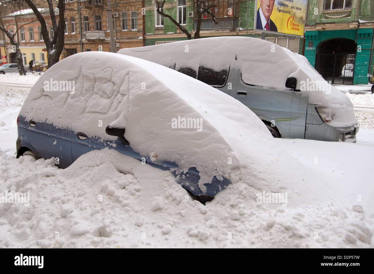 Das Auto von Schnee, Odessa, Ukraine geschlossen Stockfoto