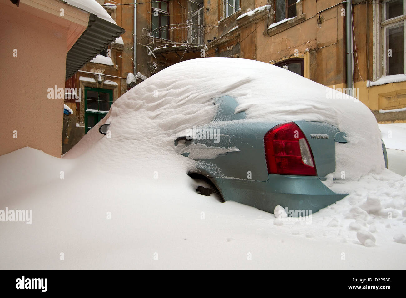 Das Auto von Schnee, Odessa, Ukraine geschlossen Stockfoto