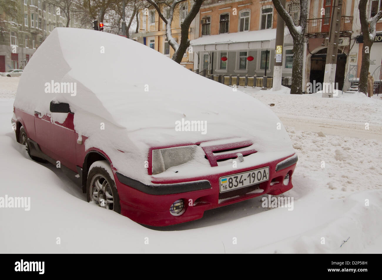 Das Auto von Schnee, Odessa, Ukraine geschlossen Stockfoto