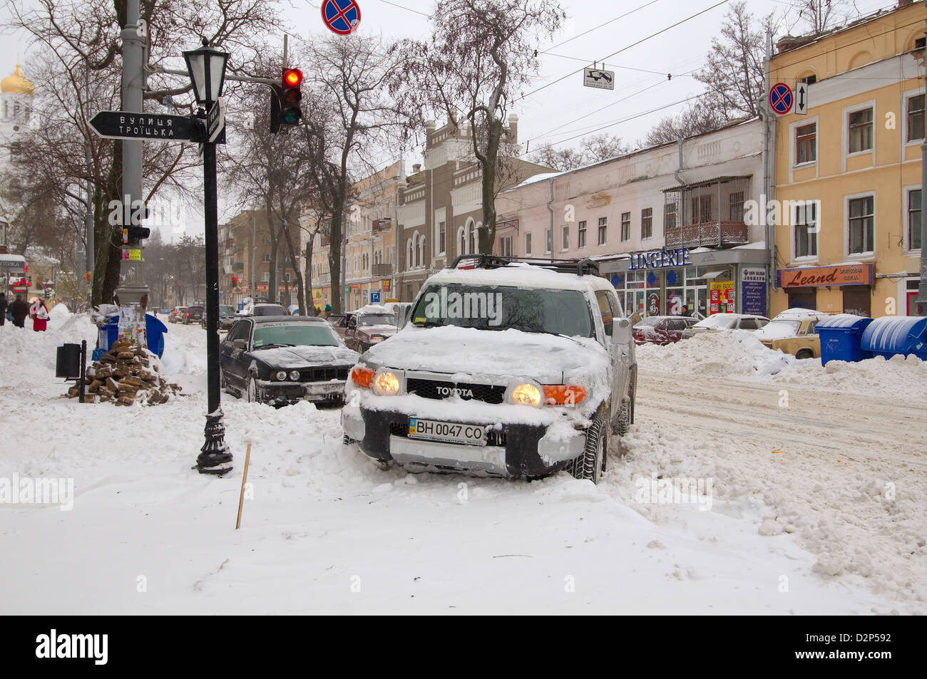 Das Auto von Schnee, Odessa, Ukraine geschlossen Stockfoto