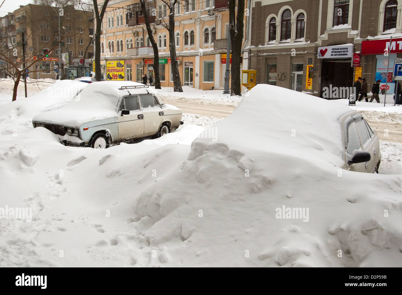 Das Auto von Schnee, Odessa, Ukraine geschlossen Stockfoto