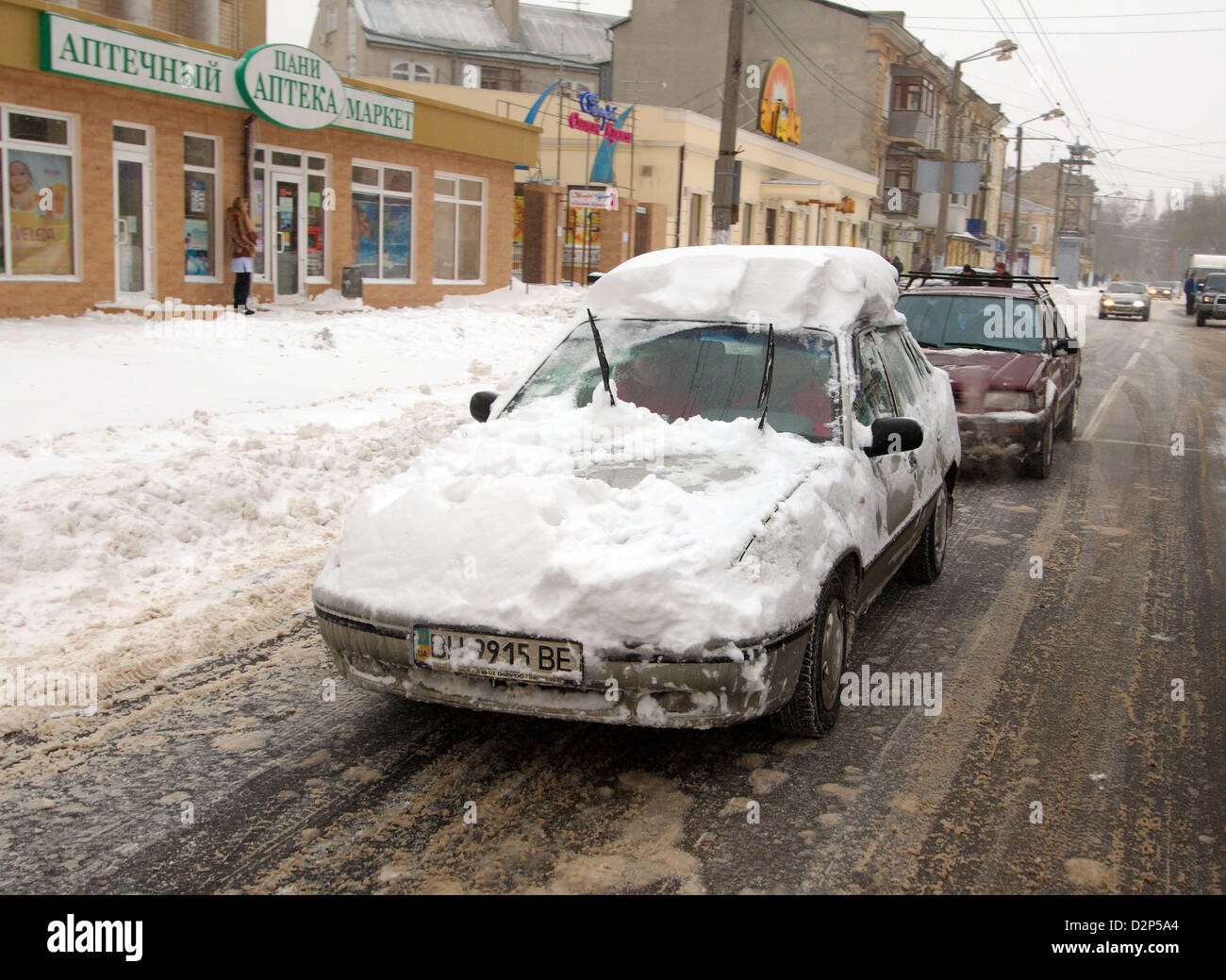 Das Auto von Schnee, Odessa, Ukraine geschlossen Stockfoto