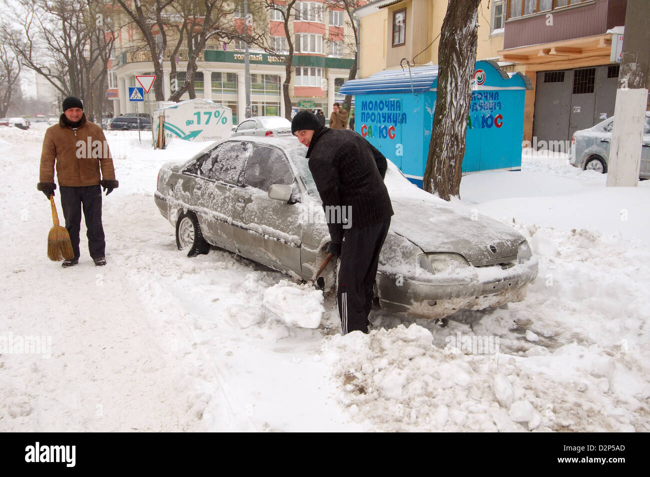 Das Auto von Schnee, Odessa, Ukraine geschlossen Stockfoto