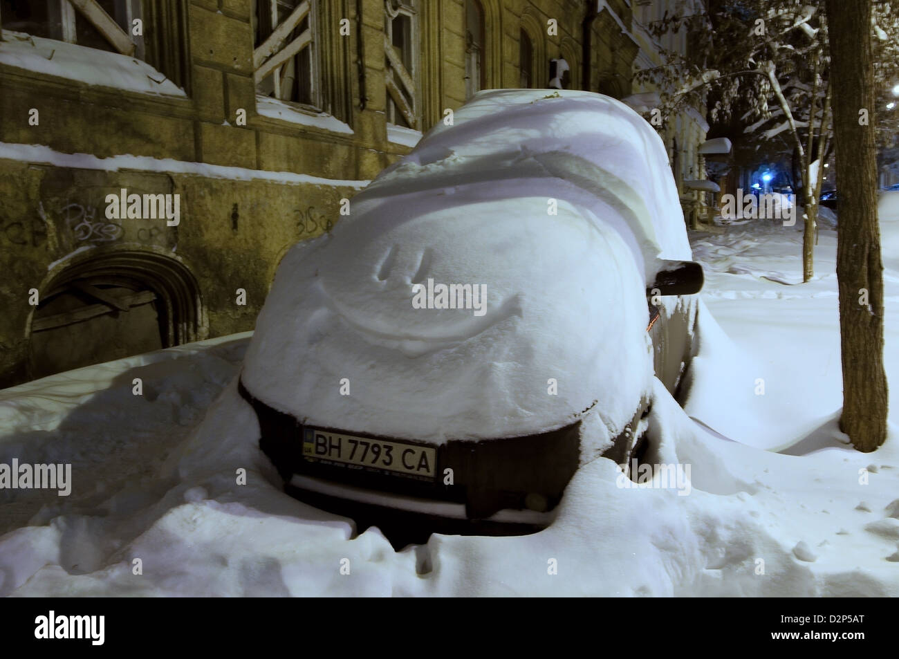 Das Auto von Schnee, Odessa, Ukraine geschlossen Stockfoto