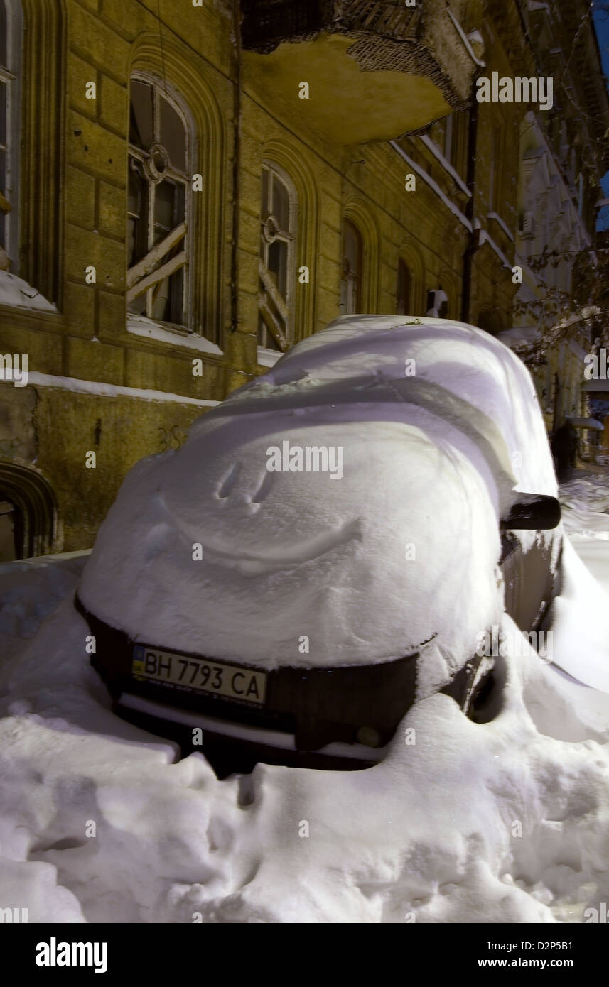 Das Auto von Schnee, Odessa, Ukraine geschlossen Stockfoto