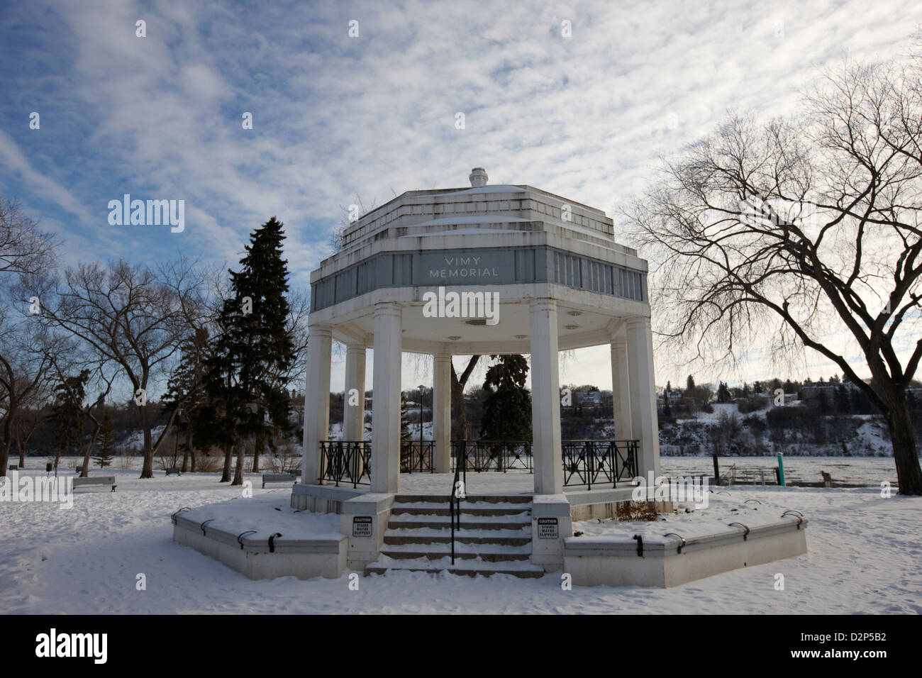 Vimy Memorial Bandshell im Schnee bedeckt Kiwanis Memorial Park Downtown Saskatoon Saskatchewan Kanada Stockfoto