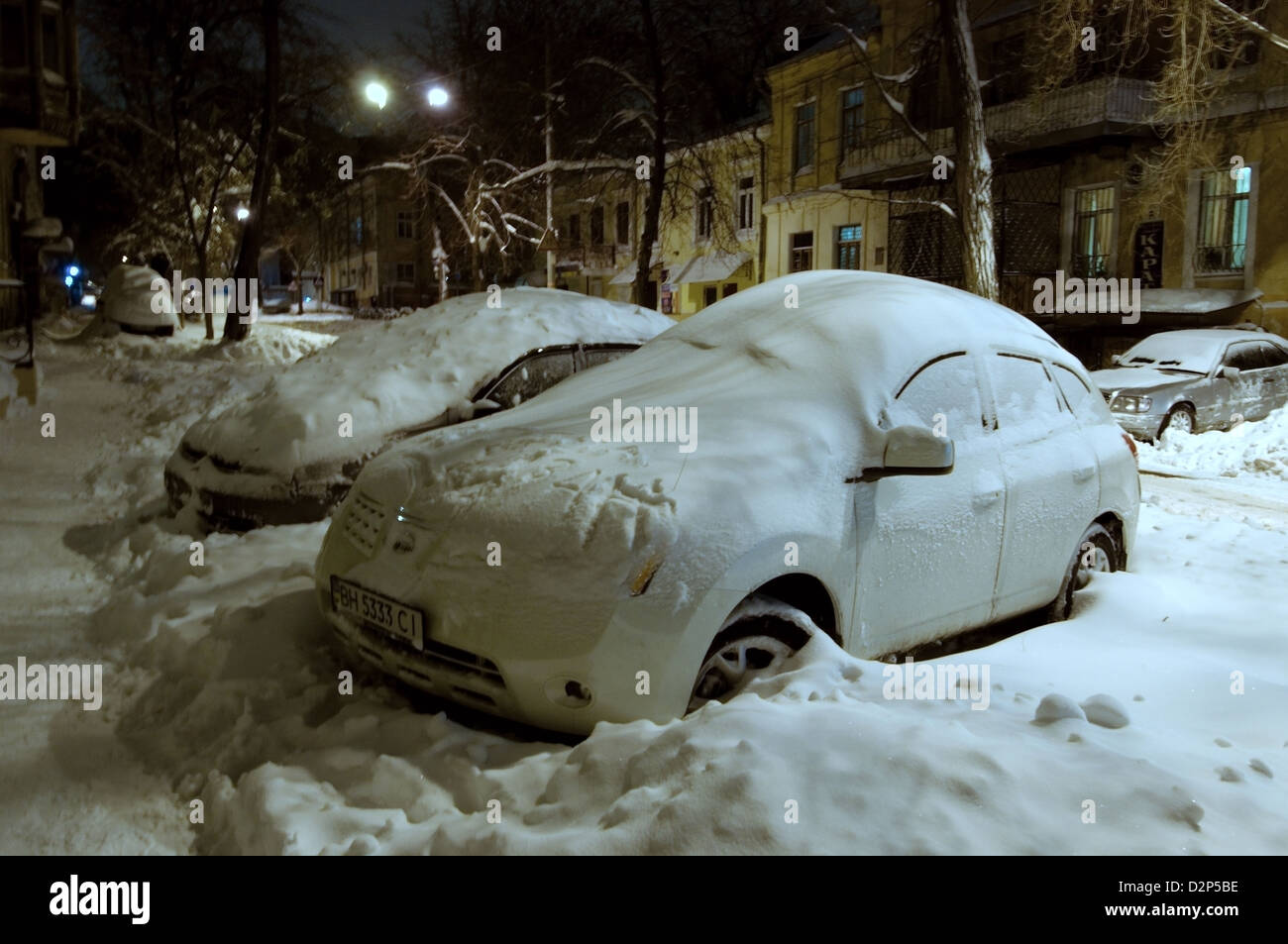 Das Auto von Schnee, Odessa, Ukraine geschlossen Stockfoto
