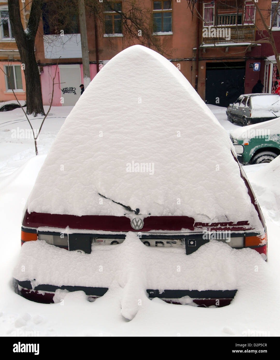 Das Auto von Schnee, Odessa, Ukraine geschlossen Stockfoto