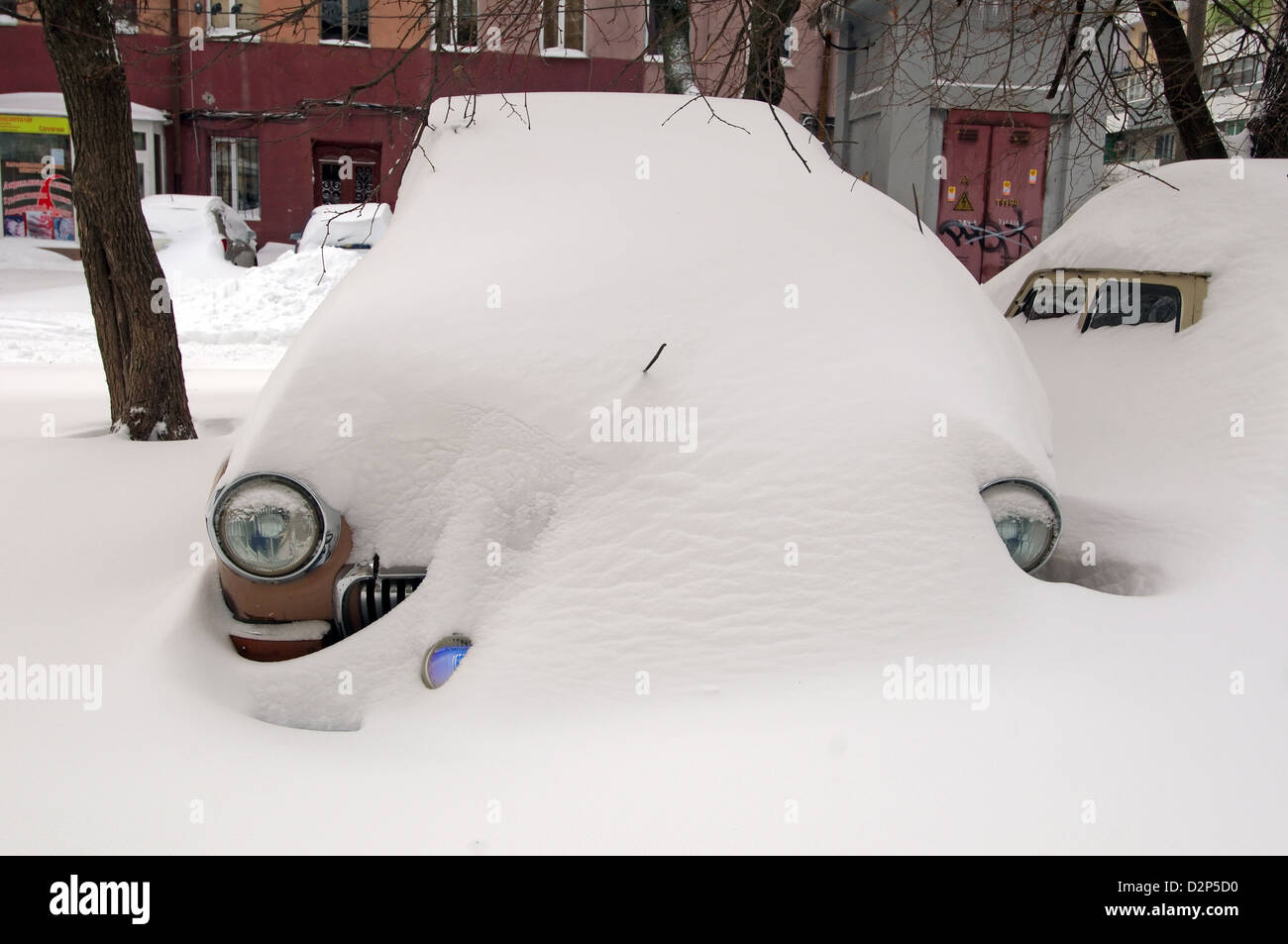 Das Auto von Schnee, Odessa, Ukraine geschlossen Stockfoto